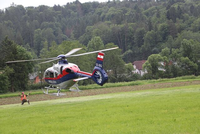 Der Pilot des Hubschraubers muss sich auf seinen Einweiser verlassen. Löschmeister Wolfgang Hubmann ist ein Profi, souverän gab er die Einweisung zur Landung.  | Foto: Edith Ertl