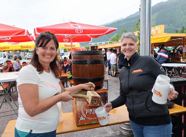 Beim Bieranstich: Bürgermeisterin Barbara Huber und Martina Hochstaffl vom Pinzgau Bräu.