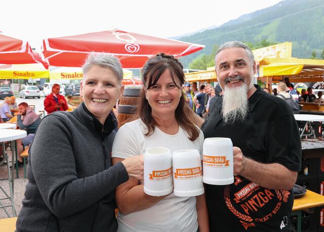  O’zapft is! Martina Hochstaffl (Pinzgau Bräu) , Bürgermeisterin Barbara Huber und Hans Peter (Staff) Hochstaffl (Pinzgau Bräu).