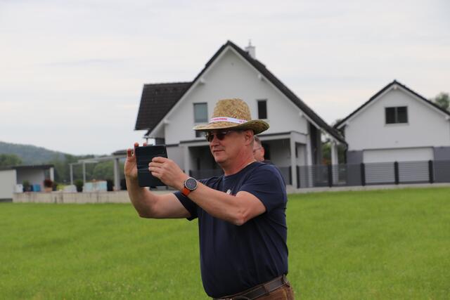 Papa Wolfgang Hubmann hält mit dem Handy fest, wie sein Sohn den Huberschrauber unter dem Applaus des Publikums zur Landung einweist. | Foto: Edith Ertl