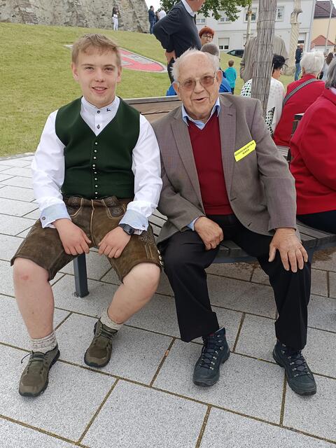 Jonas und Hans machten es sich unter einem Baum gemütlich