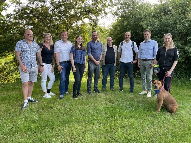 Naturfreunde Rudersdorf mit Obmann Michael Kracher (5. von links) mit dem Vorsitzenden der Naturfreunde Burgenland NR Christian Drobits (3. von links).  | Foto: Naturfreunde Rudersdorf