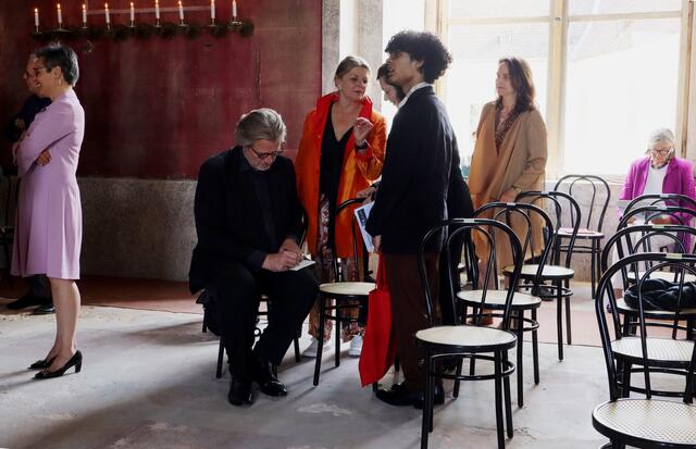 sitzend: Moderator des Abends Philipp Blom, deutscher Schriftsteller, Historiker, Jornalist und Übersetzer und Festredner
rechts dahinter: Jasna Hübner, vom Fenster stehend: die Gastgeberin Frau Reuss  | Foto: Ingrid Seifert