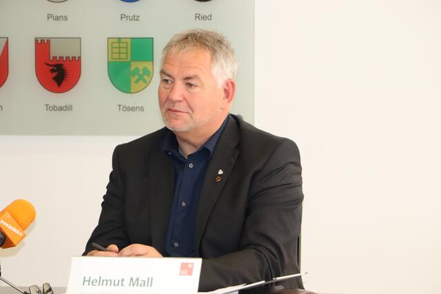 Bgm, Helmut Mall und PV Obmann sprach über die Möglichkeiten der Bgm., sich direkt einzubringen und dass ihre Einwände auch in den Strukturplan aufgenommen würden. | Foto: Elisabeth Neuner