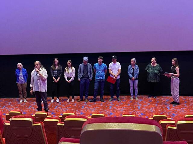 Die jungen Filmemacher aus dem youX mit Filmemacher Gerhard Paukner. | Foto: youX