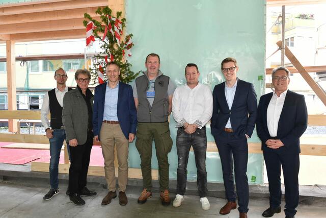 Am 25. Mai wurde die Dachgleiche gefeiert: Christian Fritz (Architekten Adamer°Ramsauer), Klaus Adamer (Architekten Adamer°Ramsauer), Josef Feichtner (GF Unterberger Immobilien), Michael Fahringer (Zimmerei Schwaighofer), Rene Möllinger (Projektleitung und Vertrieb Unterberger Immobilien), Florian Unterberger (GF Unterberger Immobilien) und Martin Krumschnabel (Bürgermeister Stadt Kufstein) (v.l.).  | Foto: ofp kommunikation