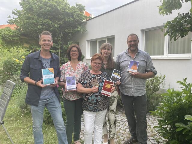 Norbert Ruhrhofer, Michaela Tinhof, Beate Ferchländer, Mina Albich und Stefan Stöhr im idyllischen Garten von Stöhrs Lesefutter in Traiskirchen. | Foto: Katrin Pirzl