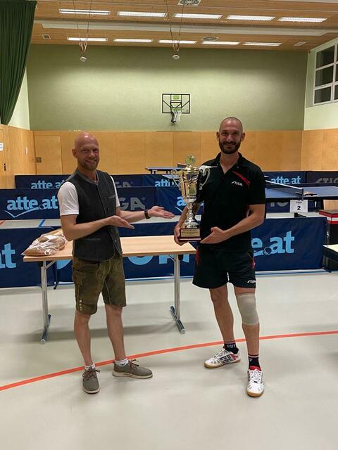 v.li. Sektionsleiter Stellvertreter Klaus Zink überreicht an Sektionsleiter Mario Winter den Pokal für den besten Tischtennis-Spieler im Joglland. | Foto: Sportunion Fischbach