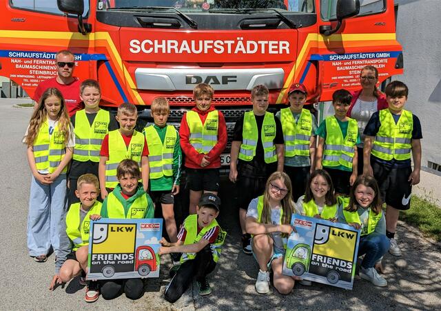 Lkw-Lenker Benedek Szöllösi und Klassenlehrerin Liselotte Halbwax mit den Kindern der Volksschule Stotzing. | Foto: WKB