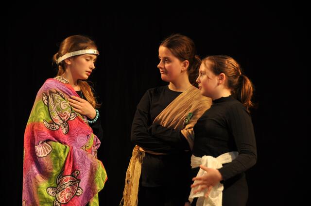Im Land der Skythen: Noemi Stocsits als Iphigenie, Leonie Waidhofer als Orest und Antonia Kogler als Pylades 8v.l.n.r.). | Foto: BG/BRG Perchtoldsdorf