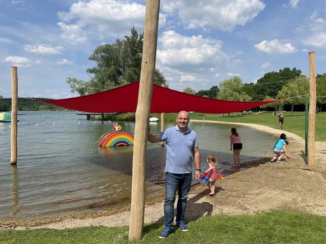 Sonnensegel über Kinderbereich: Bürgermeister Mario Trinkl freut sich sehr über die neueste Investition am Naturbadesee Königsdorf.  | Foto: Elisabeth Kloiber
