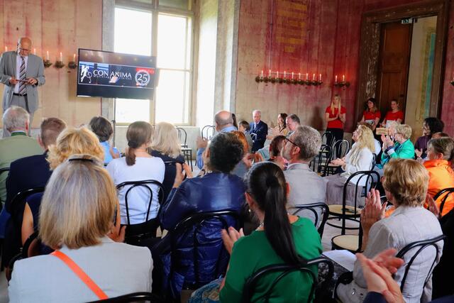 rechts an der Wand beim Fenster sitzt Familie Heinrich Reuss | Foto: Ingrid Seifert