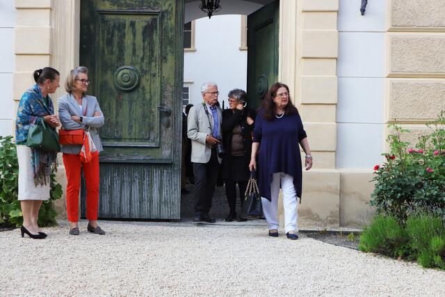 rechts: Traudl Hübner, im Hintergrund Hans Gumpinger vom Fotoclub Ernstbrunn | Foto: Ingrid Seifert