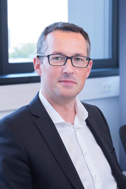 Bernhard Inninger leitet das Grazer Stadtplanungsamt. Entsiegelung und Begrünung sind ihm wichtig, um die Stadt in Zukunft besser vor Folgen der Klimakatastrophe, wie etwa Starkregen-Ereignissen, zu schützen. | Foto: Jorj Konstantinov