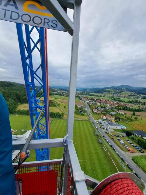 Zu ebener Erd und im ersten Stock - in 65 Metern Höhe - sprangen 71 Festivalgäste in die Tiefe. | Foto: Rößl
