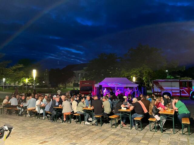 Für angenehme Stimmung sorgte die Band M&amp;M und ließ die Bänke sich füllen, alle Plätze waren besetzt und die Besucher hatten reichlich Spaß am Feuerwehrfest 2023