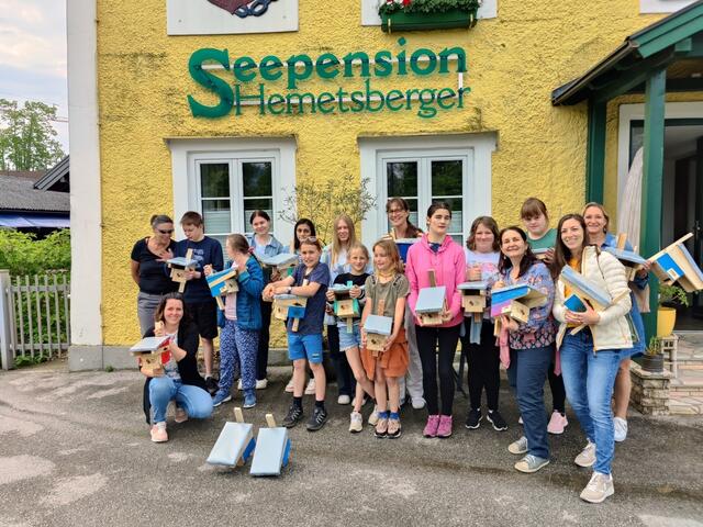 Die Schüler:innen des PZ Mondsee haben 25 Nistkästen für spät ankommende Zugvögel gebastelt.  | Foto: Naturpark Bauernland