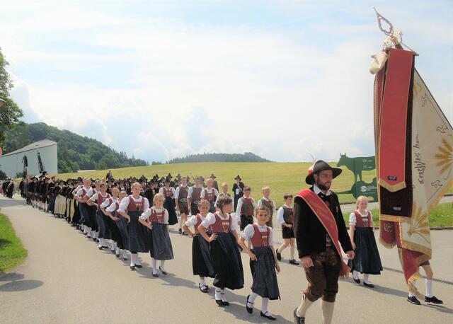 Der Trachtenverein Erl gehörte zur örtlichen Gratulantenschar. | Foto: TKB
