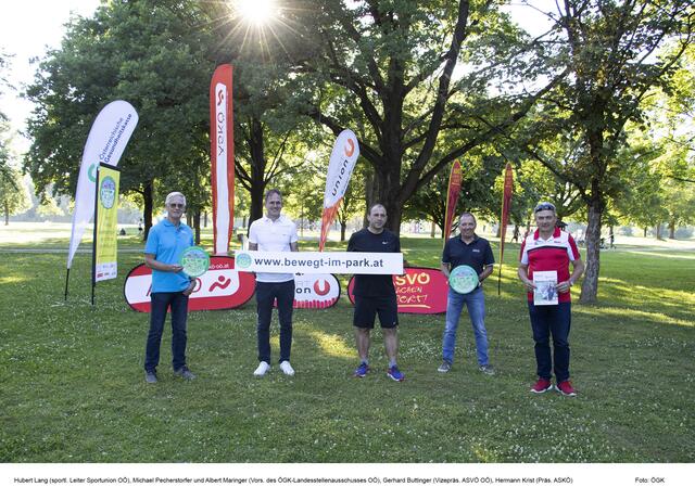 Die Österreichische Gesundheitskasse lockt mit 91 kostenfreien Sportkursen in die oberösterreichischen Parks. Im Bild von links: Hubert Lang (sportl. Leiter Sportunion OÖ), Michael Pecherstorfer und Albert Maringer (Vors. des ÖGK-Landesstellenausschusses OÖ), Gerhard Buttinger (Vizepräs. ASVÖ OÖ) und Hermann Krist (Präs. ASKL). | Foto: ÖGK