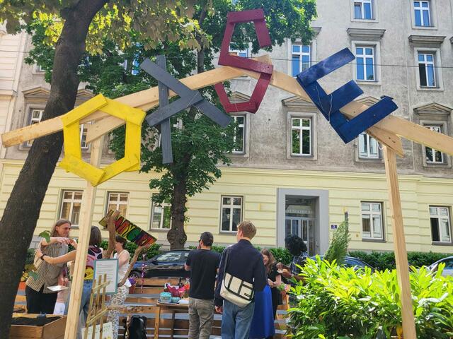 Die Grätzloase "Maygarten" steht direkt vor der Mayerhofgasse 4.  | Foto: Salme Taha Ali Mohamed