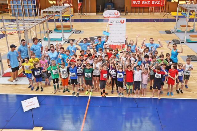 Gruppenfoto mit allen Teilnehmenden und dem SPORTUNION Organisationsteam vor dem Hindernisparcours. | Foto: Sportunion Burgenland