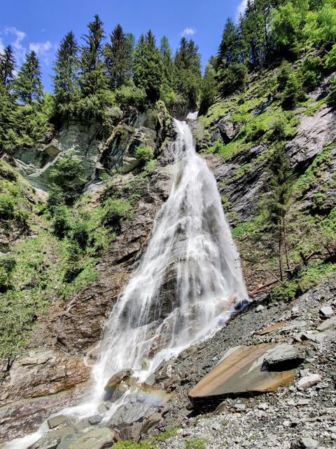Tosende Wasser stürzen von der Kreealm ins Tal.  | Foto: Stefanie Ruep 