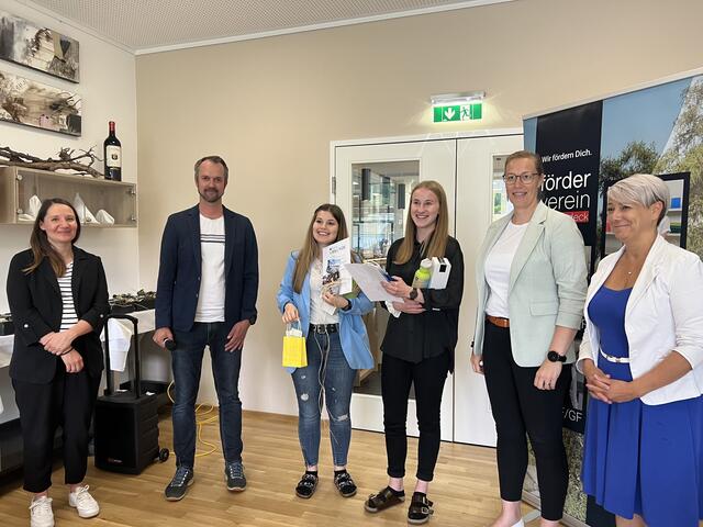 von links: FL Maria Comas und Clemens Unterthiner, Pia Mark (Zweitplatzierte), Siegerin Anna Kofler, Nicole Heymich (Stv. Präsidentin des Fördervereins) und Direktorin Martina Bombardelli.  | Foto: TFBS Landeck 