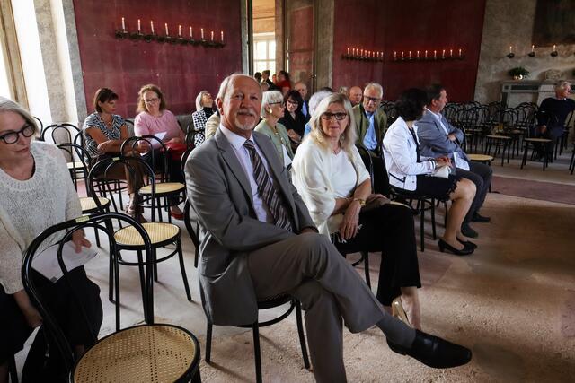 Bürgermeister von Ernstbrunn: Horst Gangl und seine Gattin sind die ersten Ehrengästen, die sich im Rittersaal des Schlosses Ernstbrunn einfinden | Foto: Ingrid Seifert