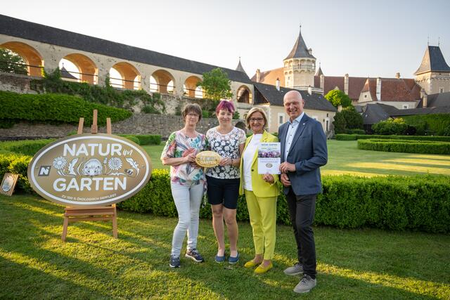 NÖ-Landeshauptfrau Johanna Mikl-Leitner gratuliert (v.l.) Elisabeth Immervoll, Melitta Riss und Bürgermeister Siegfried Walch zur Auszeichnung „Goldener Igel“ von „Natur im Garten“ für ökologische Grünraumpflege in der Marktgemeinde Karlstein an der Thaya im vergangenen Jahr. | Foto: „Natur im Garten“ / POV Meierotto