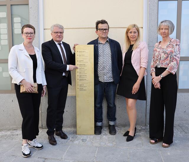 Von links: Stadträtin Eva Schobesberger, Bürgermeister Klaus Luger, Künstler Andreas Strasser, Stadträtin Doris Lang-Mayerhofer und die wissenschaftliche Kuratorin Verena Wagner bei der Anbringung der Erinnerungsstele am Hauptplatz. | Foto: Stadt Linz