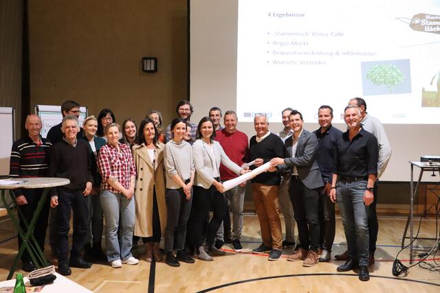 Die 16 Klimaräte und -rätinnen übergaben ihre Projektvorschläge den Bürgermeistern und fordern zu entsprechenden Maßnahmen auf. | Foto: Elisabeth Neuner
