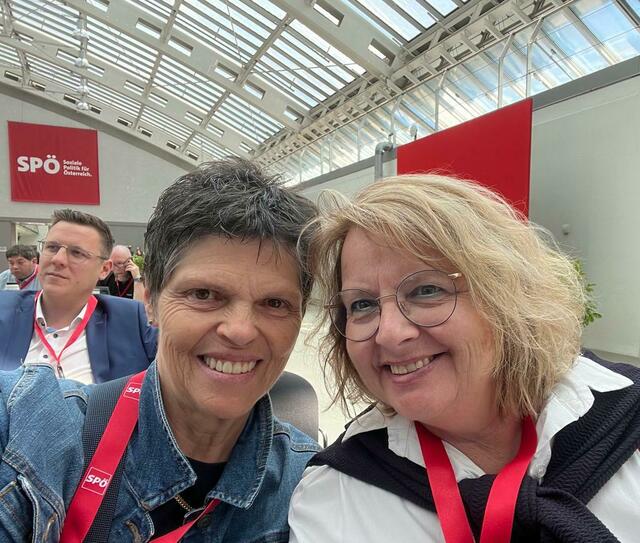 Links Elisabeth Schirk aus Bad Vöslau. Sie war Gastdelegierte beim SPÖ-Parteitag und als solche nicht stimmberechtigt. „Ich hab mich akkreditieren lassen, weil auch mein allererster Bundesparteitag in Linz war, 2005. Ich war frisch im Gemeinderat und wollte wissen, was mir mein Vorsitzender - damals Alfred Gusenbauer - zu sagen hat. Die Stimmung diesmal war eigentlich pro Babler, darum hat mich das Ergebnis überrascht.“ Rechts im Bild: Vera Pramberger, Bürgermeisterin aus Kirchorf/Krems (OÖ) | Foto: Privat