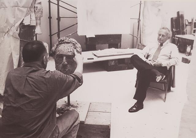 Hrdlicka modelliert Reinhold Würth.