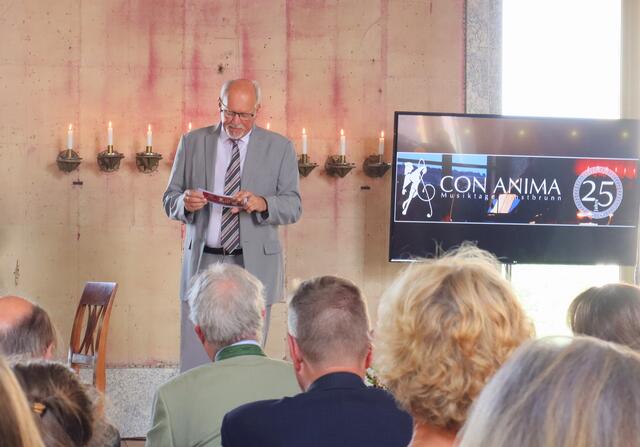 Ernstbrunner Bürgermeister Horst Gangl bei der Ansprache.  | Foto: Ingrid Seifert