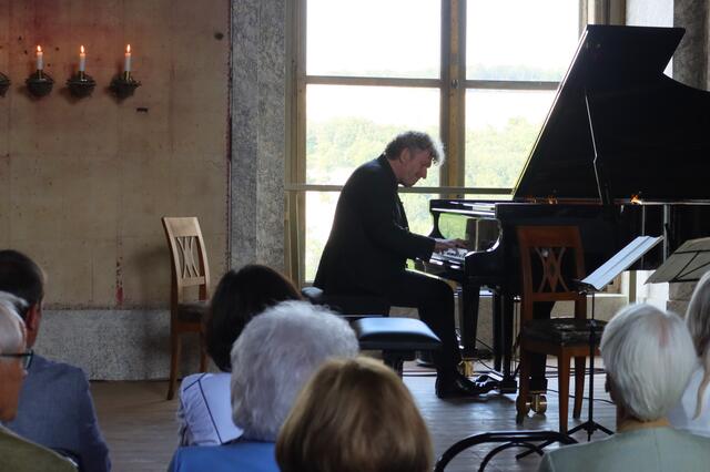 Markus Schirmer, österreichische Pianist und Professor für Klavier an der Kunstuniversität Graz spielt von Franz Schubert "Grazer Galopp" D925 auf einem Fazioli Pianoforti von Gustav Ignaz Stingl
 | Foto: Ingrid Seifert