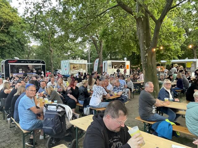 Die Bänke im Park waren alle gut besetzt. | Foto: Katrin Pirzl