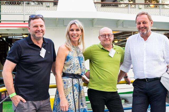 Sabine Lindorfer (Moderatorin der beiden Abendveranstaltungen) mit dem GUUTE Tage Urfahr-West-Vorstand Jürgen Humer-Zellinger, Klaus Anselm und Christian Loidl (v. l.)

 

Liebe Grüße!

Veronika | Foto: Marionsfotowelt/BRS