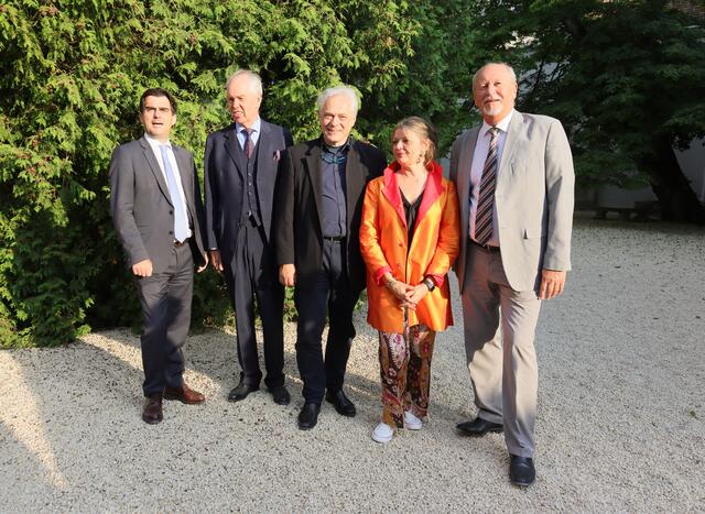 von links nach rechts: Bürgermeister von Korneuburg Christian Gepp, Gastgeber Heinrich Reuss, Intendant Wilhelm Alexander Hübner, Jasna Hübner und Bürgermeister von Ernstbrunn Horst Gepp stellen sich dem Fototermin | Foto: Ingrid Seifert
