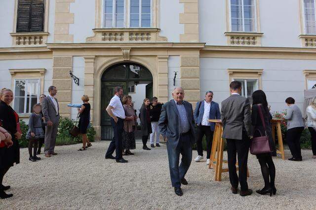 Jung und Alt flanieren durch den Schlosshof | Foto: Ingrid Seifert