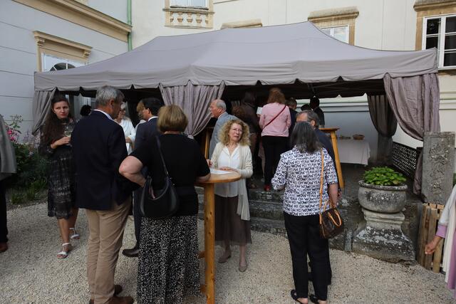 nettes Beisammensein, im Hintergrund: Christian Gepp und Horst Gangl | Foto: Ingrid Seifert