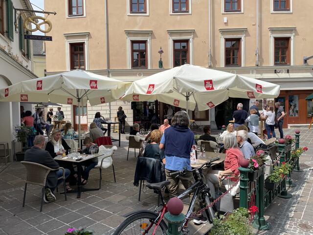 Vor dem Altstadtcafe gab es im Zuge der Weizer Jazzdays einen Frühstücksbrunch mit Live Musik. | Foto: RegionalMedien Steiermark/Hofmüller