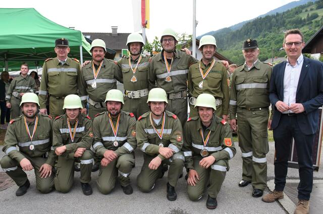 Die FF Untertweng mit Abschnittsfeuerwehrkommandant Millstatt/Radenthein Christian Göckler und Bürgermeister Michael Maier feiern den 2. Platz. | Foto: BFKDO Spittal/Drau