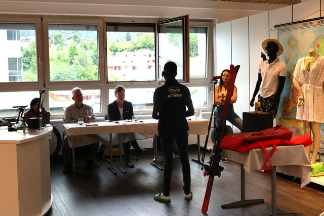 Joshua Acer (Hervis Völs) stellt sich bei der Jury vor.  | Foto: Elisabeth Zangerl 