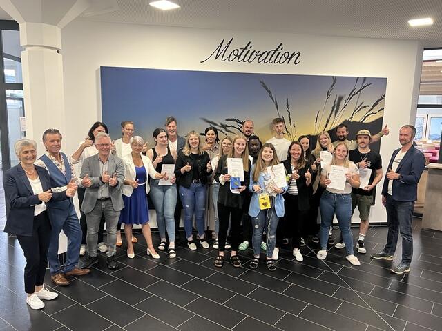 Alle elf Kandidat:innen mit der Jury, Kunden, Fachpädagogen und der Direktorin.  | Foto: TFBS Landeck 