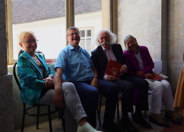 Hochrangige Besetzung der Fensterloge. Auf der rechten Seite sitzen Gustav Ignaz Sych mit Gattin - Fazioli Klavierbaumeister | Foto: Ingrid Seifert