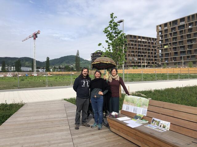 Okan Ozaydin, Daniela Zeschko und Michaela Ellersdorfer (v.l.) bringen bei der "Wiesenstunde" in Graz-Reininghaus Interessierten das Thema Blühwiesen näher. | Foto: Natur.Werk.Stadt