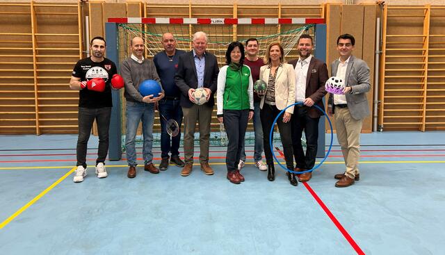 Bürgermeister Christian Gepp sowie Vertreterinnen und Vertreter der Stadt und der Vereine informierten über die Sportförderung. | Foto: Stadtgemeinde Korneuburg