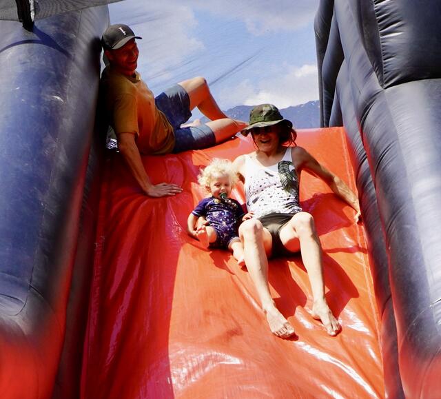 Spaß gab es auch auf der Hüpfburg. | Foto: Triebwerk