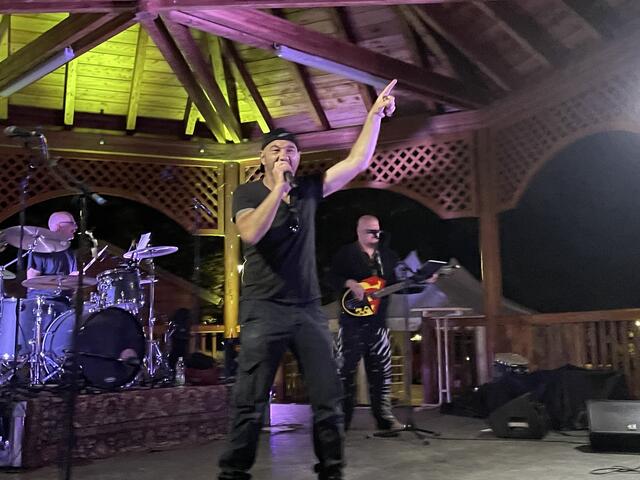 Am Samstag rockte der Traiskirchner Stadtpark. Hier Haupt-Act Roman Gregory | Foto: Katrin Pirzl