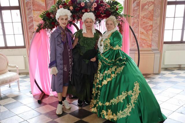 Historiendarstellerin Austriadine Burg als Kaiserin Maria Theresia mit weiteren Gästen in barocker Garderobe | Foto: Anne P.
